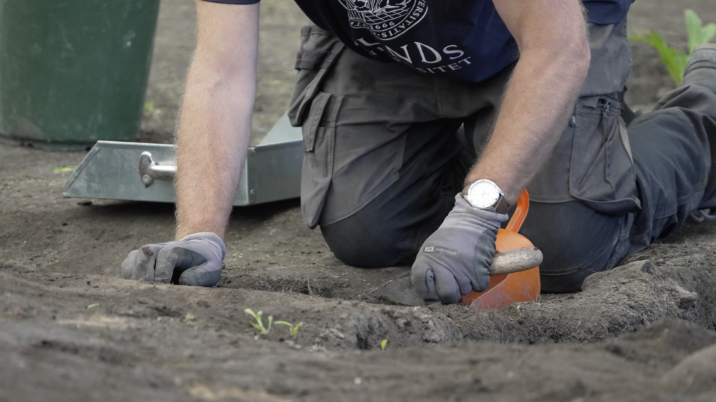 arkeolog som gräver
